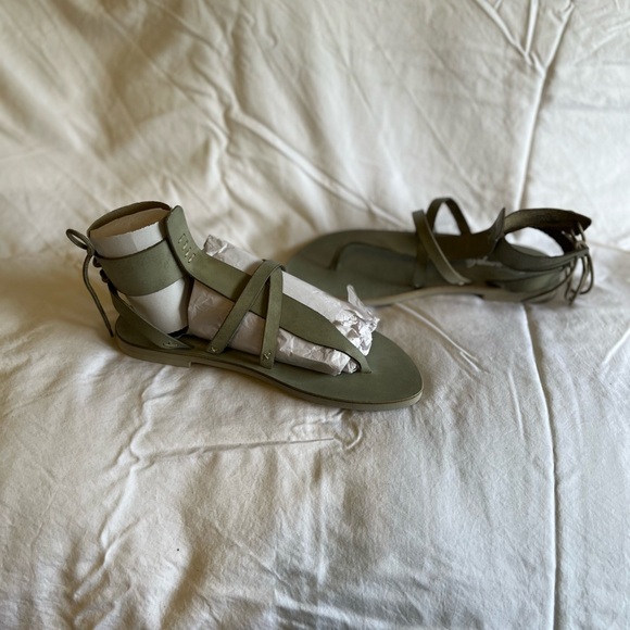 🌸🌸NWT Free People Vacation Wrap Sandals in a gorgeous olive green - Picture 6 of 10